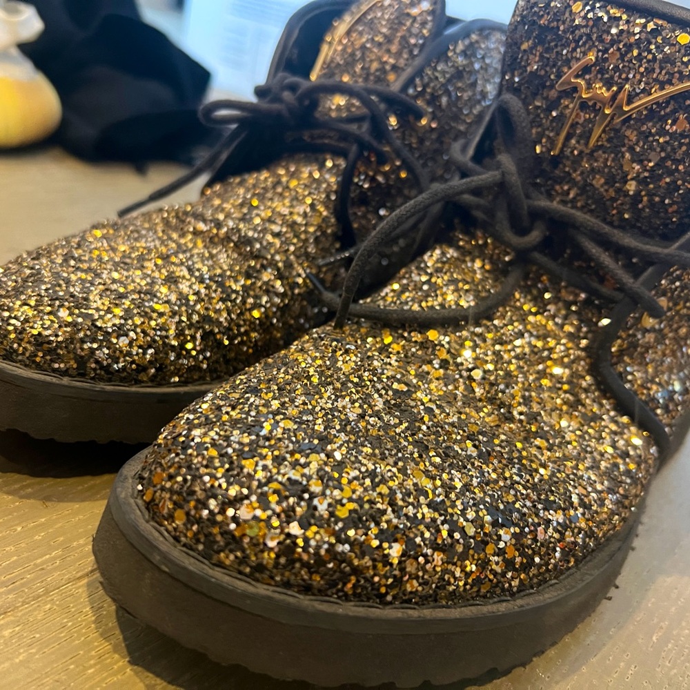 Item included as pictured shown